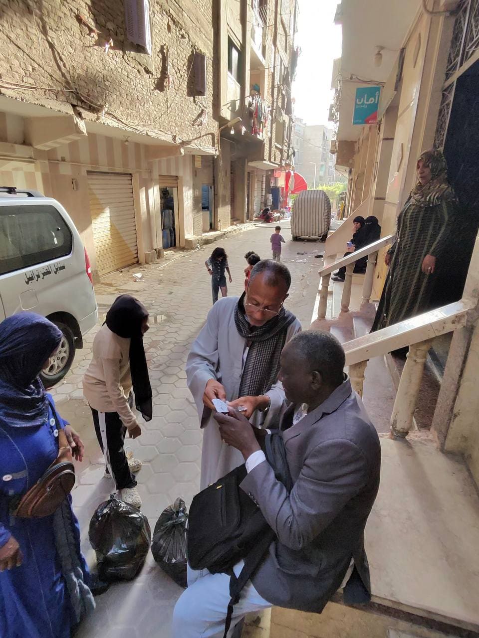 Aid distribution in Cairo street